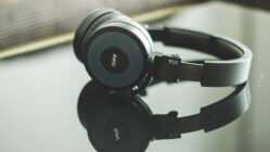 Satter Bass, klare Höhen: On-Ear-Kopfhörer AKG Y55