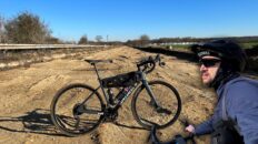 Gravel Bike Tour auf einer verlassenen Autobahn