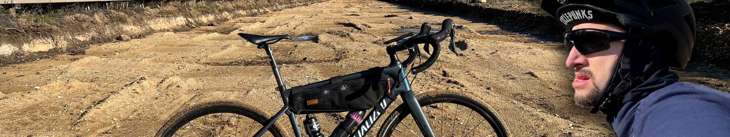 Gravel Bike Tour auf einer verlassenen Autobahn