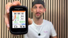 1. 1913–1914: Die Geburt der Legende Highlight: Die erste Austragung 1913 war mit 324 km die längste aller Zeiten. Kurios: Es waren fast nur Belgier am Start (37 Fahrer). Ausländische Teams hatten keine Lust auf die belgischen Holperpisten. 2. 1919–1940: Die „Bier-Anekdote“ (Zwischenkriegsjahre) Highlight: 1923 gewann mit dem Schweizer Heiri Suter erstmals ein Nicht-Belgier. Kurios (1919): Henri Van Lerberghe hatte so viel Vorsprung, dass er kurz vor dem Ziel in eine Kneipe ging und sich erstmal ein Bier (Demie) bestellte. Er sagte den Zuschauern im Ziel: „Geht nach Hause, ich bin einen halben Tag vor den anderen!“ 3. 1940–1945: Das einzige Rennen im Krieg Highlight: Die „Ronde“ ist das einzige Monument, das während des gesamten Zweiten Weltkriegs ohne Unterbrechung stattfand. Hintergrund: Die deutsche Besatzung erlaubte und unterstützte das Rennen sogar, um die flämische Bevölkerung (und Nationalstolz) für sich zu gewinnen. Kurios: 1944 gewann Rik Van Steenbergen mit nur 19 Jahren – er ist bis heute der jüngste Sieger aller Zeiten. 4. 1946–1961: Der Löwe von Flandern Highlight: Der Italiener Fiorenzo Magni gewann als bisher einziger drei Mal hintereinander (1949–1951) und bekam den ehrfürchtigen Namen „Löwe von Flandern“. Kurios (1961): Der Brite Tom Simpson gewann, weil der Zweite im Zielsprint das Banner nicht sah – der Wind hatte es einfach weggeweht! 5. 1962–1972: Flucht vor dem Asphalt Highlight (1964): Rudi Altig holt den ersten großen deutschen Sieg in Flandern. Entwicklung: In dieser Zeit wurden viele Feldwege asphaltiert. Die Organisatoren suchten händeringend nach neuen, „schlechten“ Wegen und „entdeckten“ so legendäre Hellinge wie den Koppenberg. Dominanz: 1969 gewann Eddy Merckx mit über 5 Minuten Vorsprung – der größte Abstand der Neuzeit. 6. 1973–1988: Das Ende der echten Rundfahrt Highlight: Das Ziel zog 1973 nach Meerbeke (Ninove) um. Damit war es technisch gesehen keine „Rundfahrt“ mehr (Start/Ziel an verschiedenen Orten), aber der Name blieb. Kurios (1977): Am Koppenberg wurde ein Radwechsel-Verbot eingeführt, weil das Chaos dort zu groß war. 7. 1989–2011: Deutsche Erfolge & Millimeter-Entscheidungen Highlight (2004): Steffen Wesemann gewinnt als zweiter Deutscher die Flandern-Rundfahrt. Kurios (1994): Gianni Bugno schlug Johan Museeuw im Sprint um gerade mal 7 Millimeter – die knappste Entscheidung aller Zeiten. 8. 2012–heute: Das moderne Spektakel Highlight: Der Zielort wechselte nach Oudenaarde. Seitdem sind der Oude Kwaremont und der Paterberg die entscheidenden Scharfrichter. Aktuell: Mathieu van der Poel dominiert die Neuzeit (Sieg 2020, 2022, 2024). 🇩🇪 Deutscher Lichtblick: Nils Politt fuhr 2024 auf einen starken 3. Platz (nach einer Zurückstufung von Matthews).